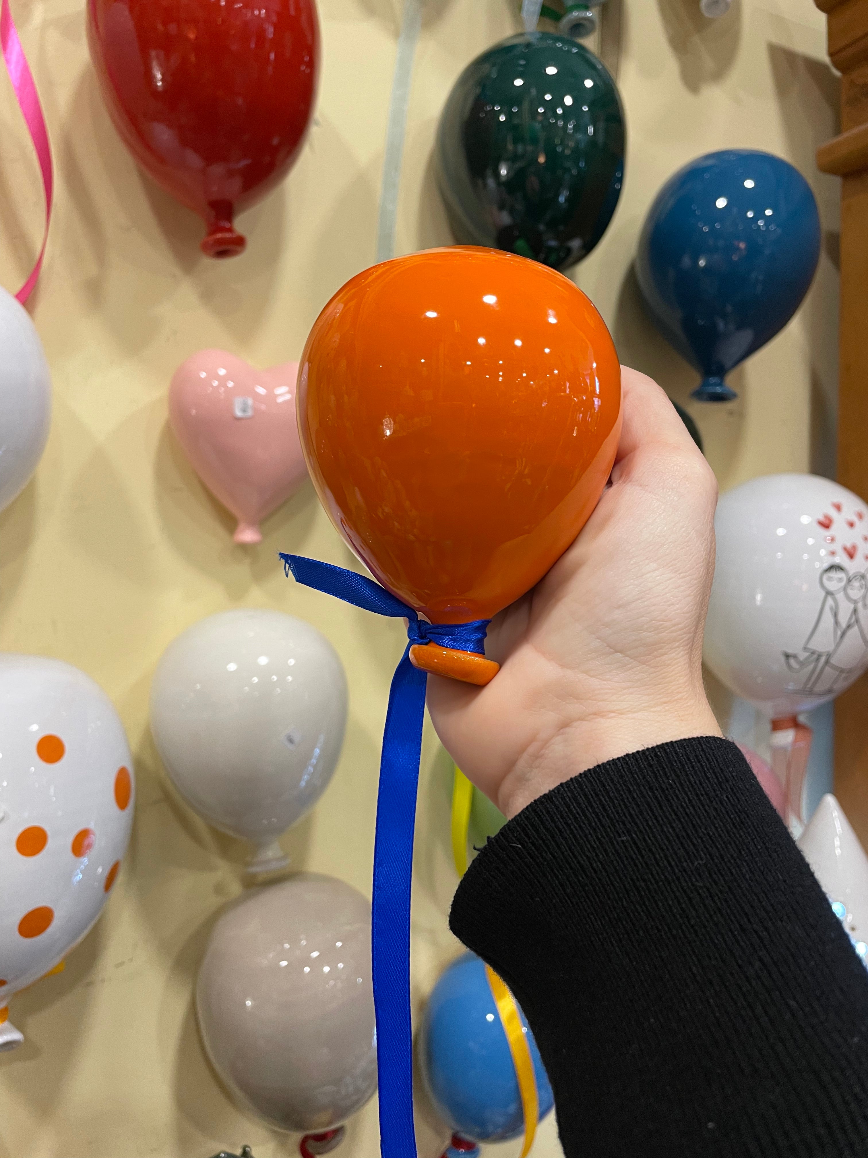 Molfetta: Palloncini in ceramica da appendere al muro: che idea!